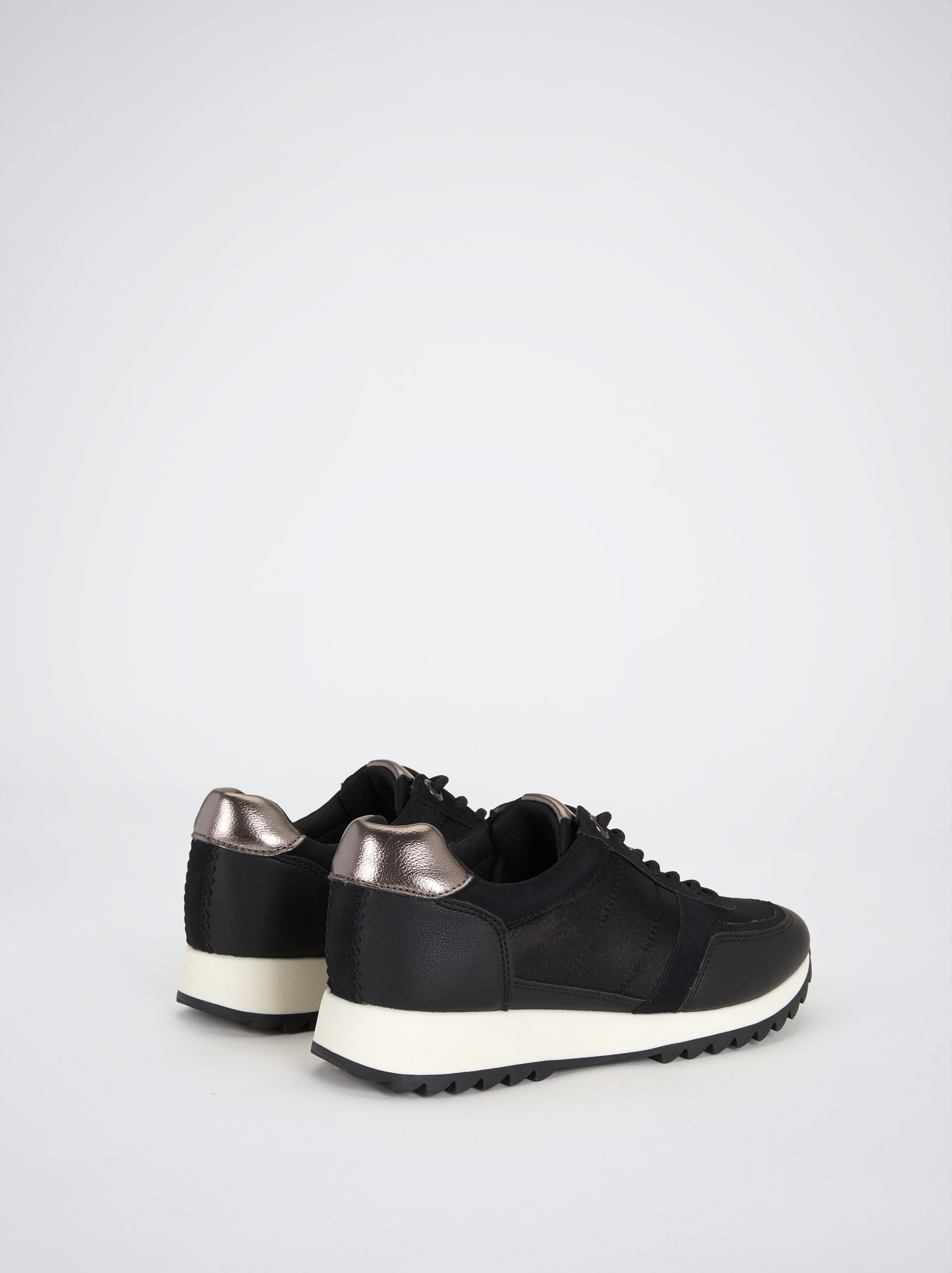 Trainers With Contrast Sole - Black 