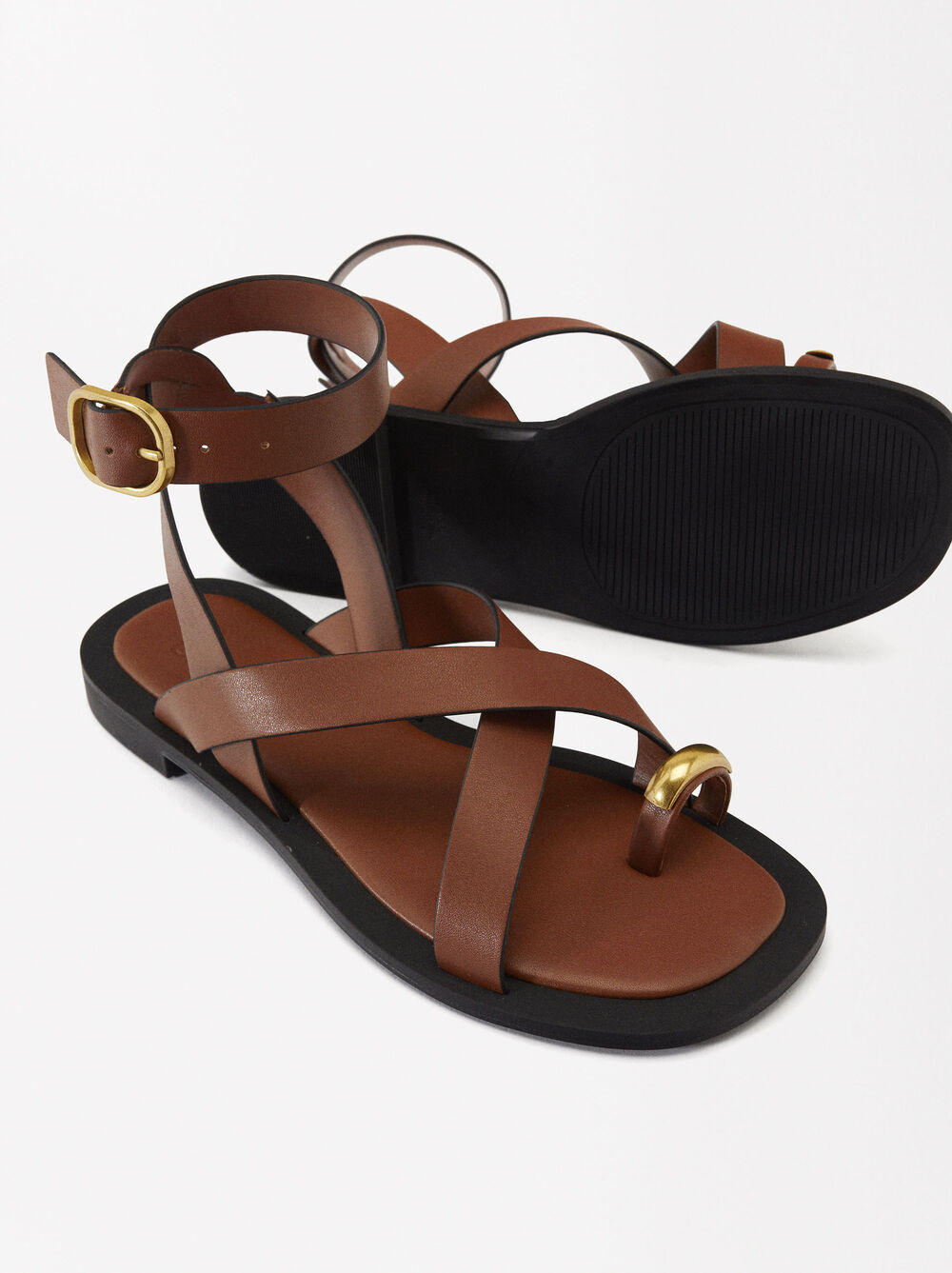 Flat Crossed Sandals With Metallic Detail image number 4.0