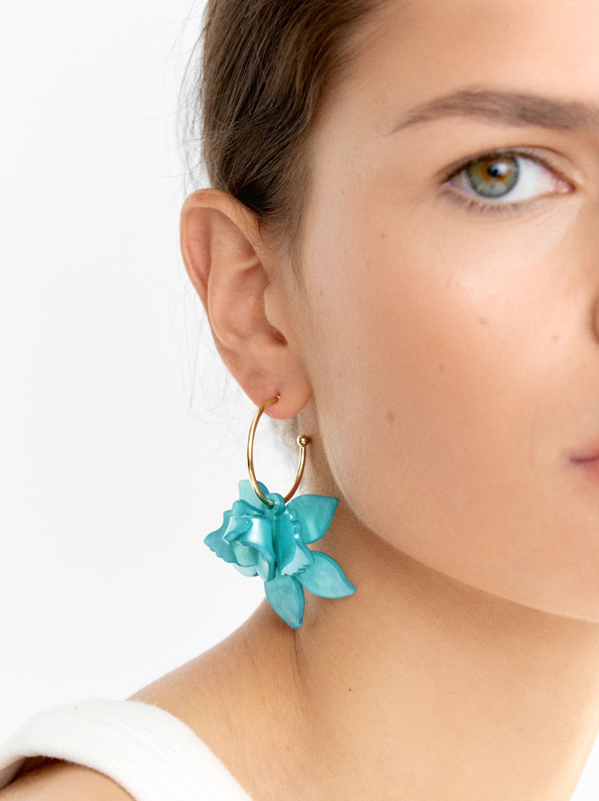 Open hoop earrings with maxi flower