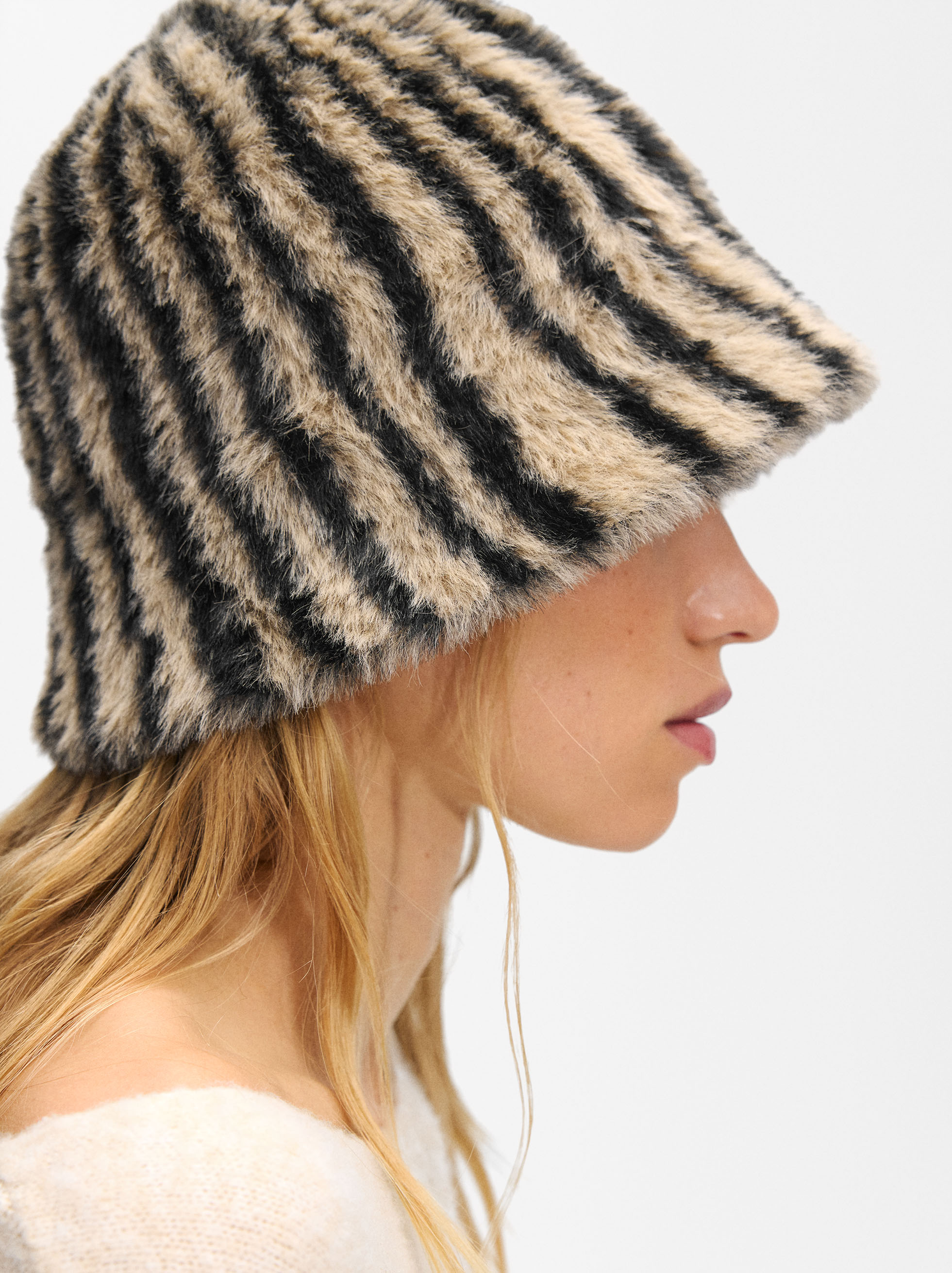 Gorro Bucket Efecto Pelo image number 1.0