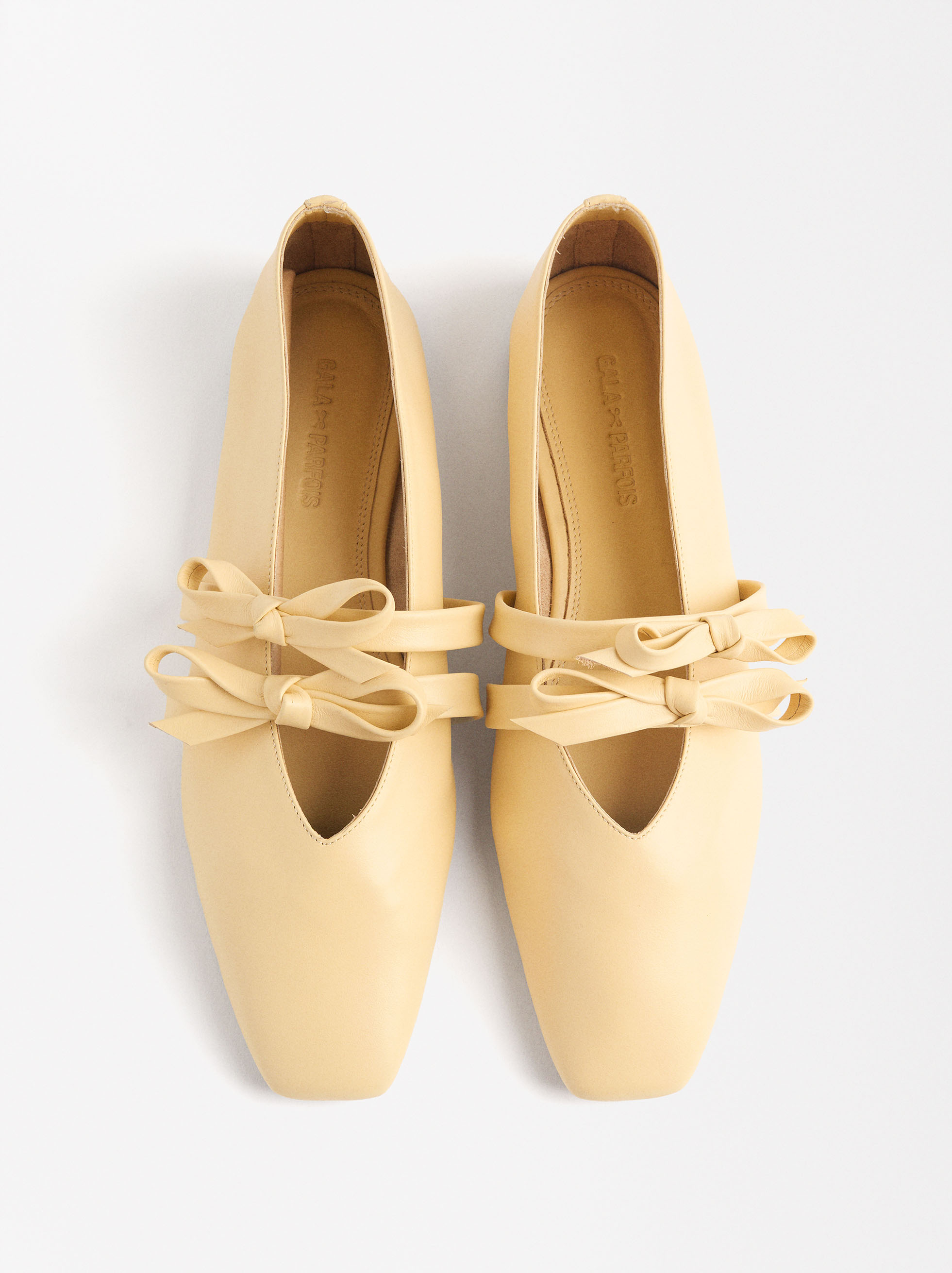 Leather ballet flats with bows