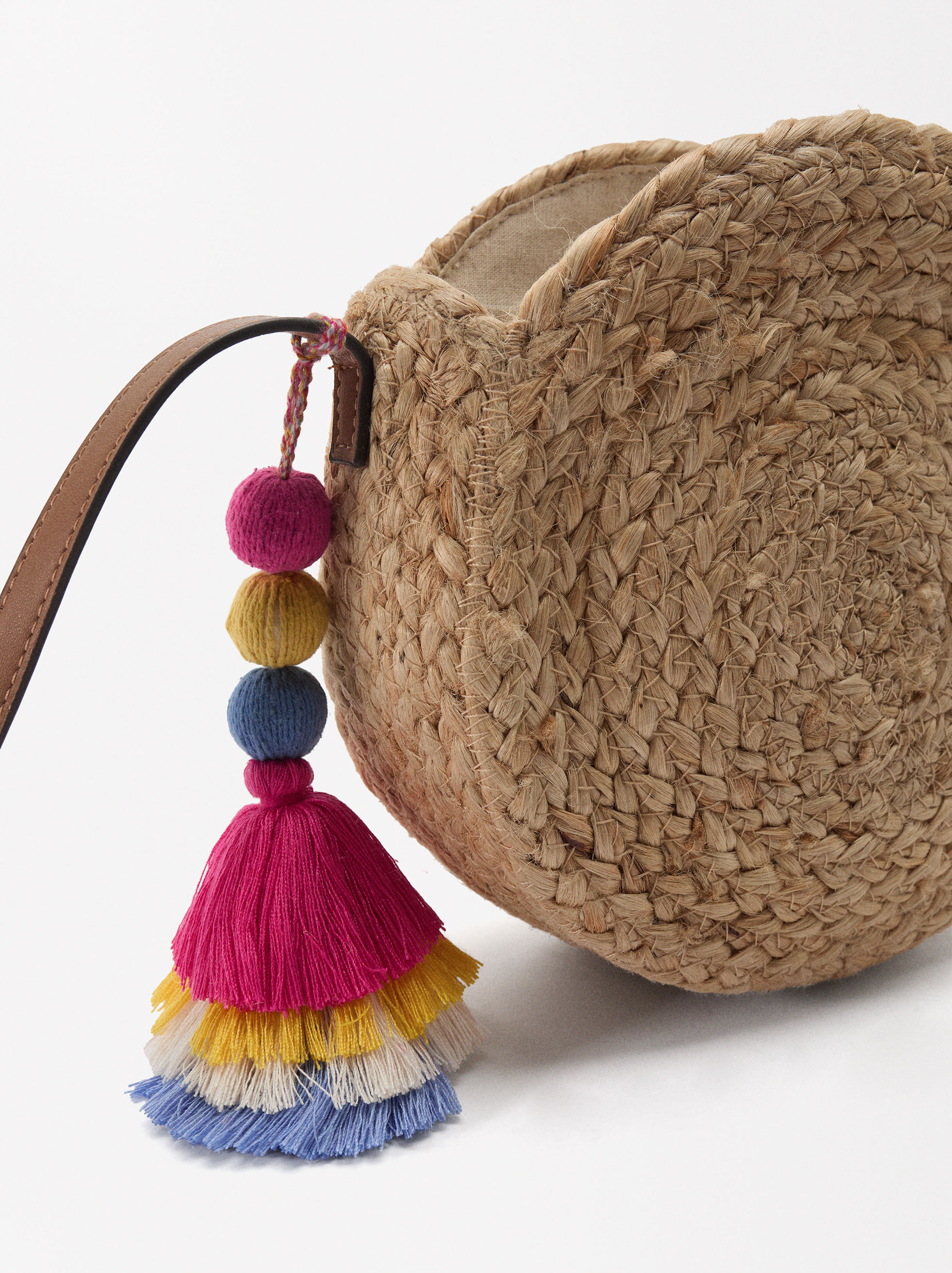 Straw-Effect Crossbody Bag With Pendant image number 3.0