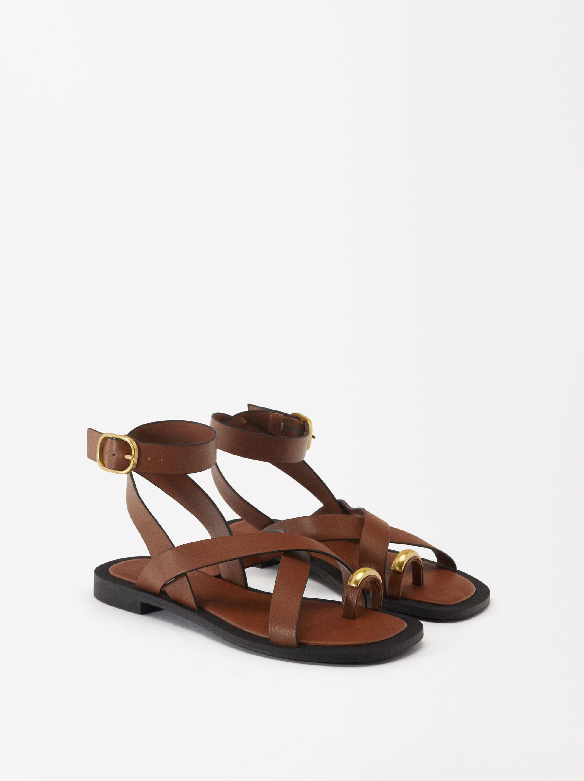 Flat Crossed Sandals With Metallic Detail image number 2.0